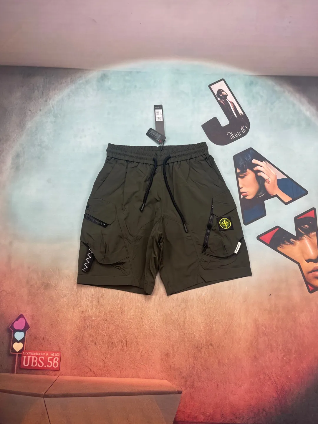 🅿️230 🔘Model number-BS701 🔘Stone Island𝐒𝐓𝐎𝐍𝐄 𝐈𝐒𝐋𝐀𝐍𝐃 25SS large pocket zipper quick-drying badge embroidered sports shorts* The fabric has been specially treated, feels great and is also particularly durable. From the design point of view, these shorts have a classic workwear style, with multiple large pockets, which are not only practical for holding things, but also add a sense of fashion. The zippers on the pockets have exquisite details and open and close smoothly. The iconic compass logo is low-key and unique, instantly upgrading your look. The waist drawstring design can be adjusted according to your waistline, making it more comfortable to wear. There are also many color choices, including classic black, which is versatile and slimming; calm military green, full of outdoor atmosphere; and personalized brown, eye-catching and fashionable. The matching suggestions are as follows: Casual street style: Pair the upper body with a white loose T-shirt, and then wear a pair of black and white sports shoes, such as Converse classics, which are simple and trendy, and are very eye-catching when going out on the street. Outdoor functional style: Wear a black quick-drying short-sleeved jacket inside, a jacket outside, and these shorts on the lower body, along with a pair of outdoor hiking shoes, and a large-capacity functional backpack, which is perfect for hiking and traveling outdoors. Simple sports style: Wear a sports vest on top, a thin sports jacket on top, and pair with these shorts and a pair of sports running shoes to go for fitness or running, comfortable and energetic.  Size: M L XL XXL Color: Black, Light Brown, Army Green